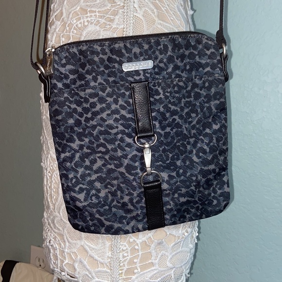 Baggallini Leopard Print Big Dipper Hobo Crossbody bag - Picture 2 of 8